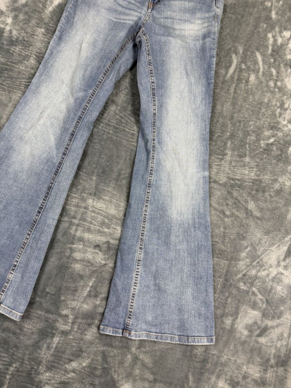 Wild Fable Womens Mid-Rise Flare Jeans Size 4 Light Wash Denim - Picture 2 of 10